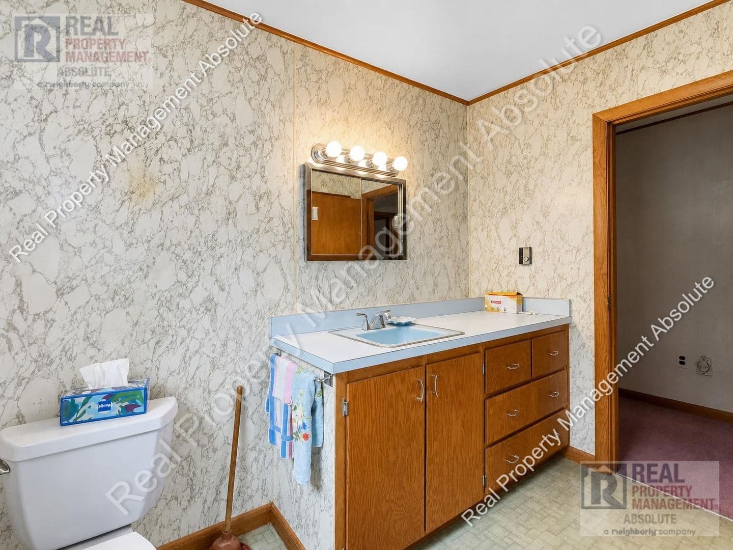 Pelham House: 324 Mammoth Rd