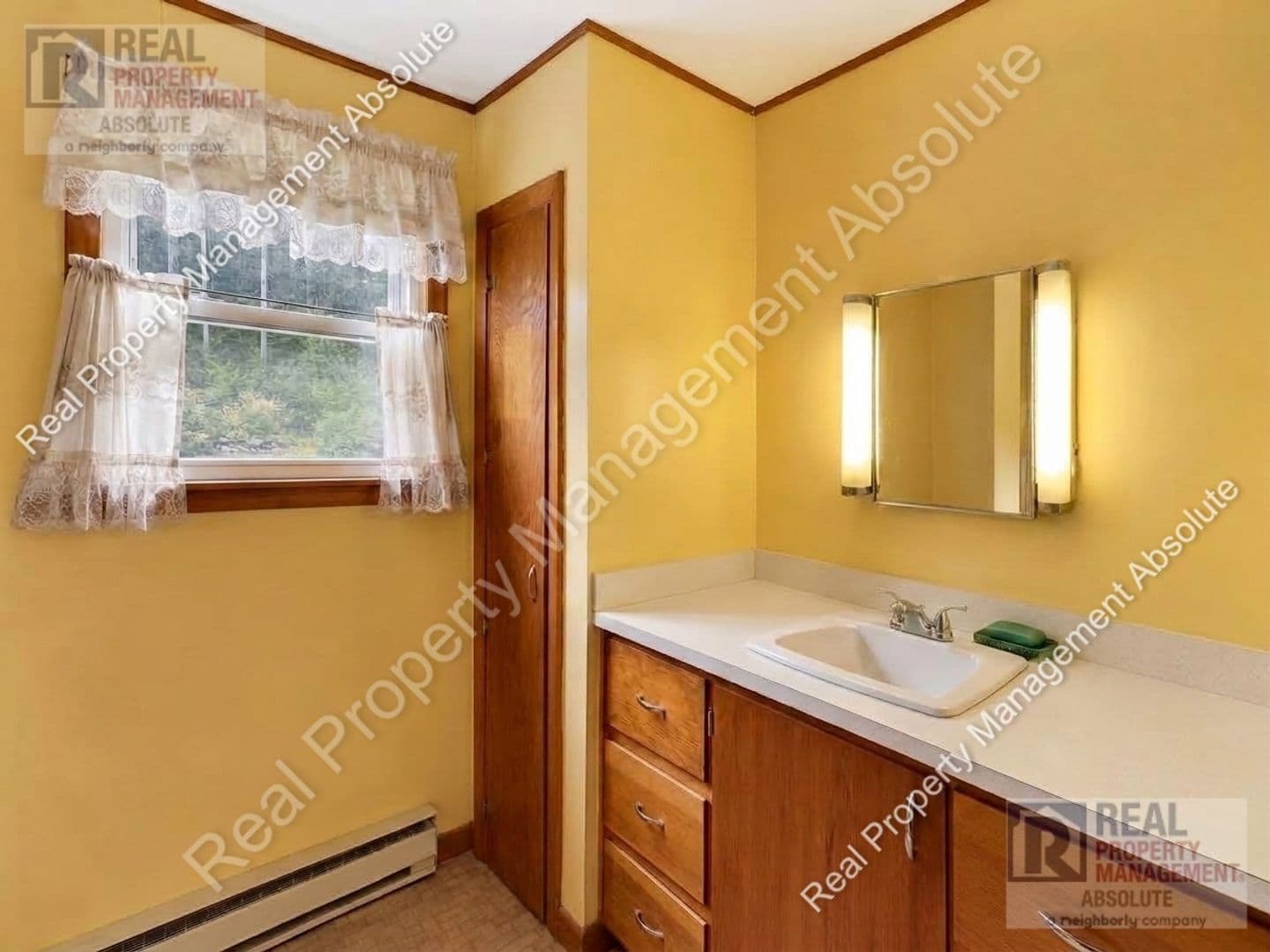 Pelham House: 324 Mammoth Rd