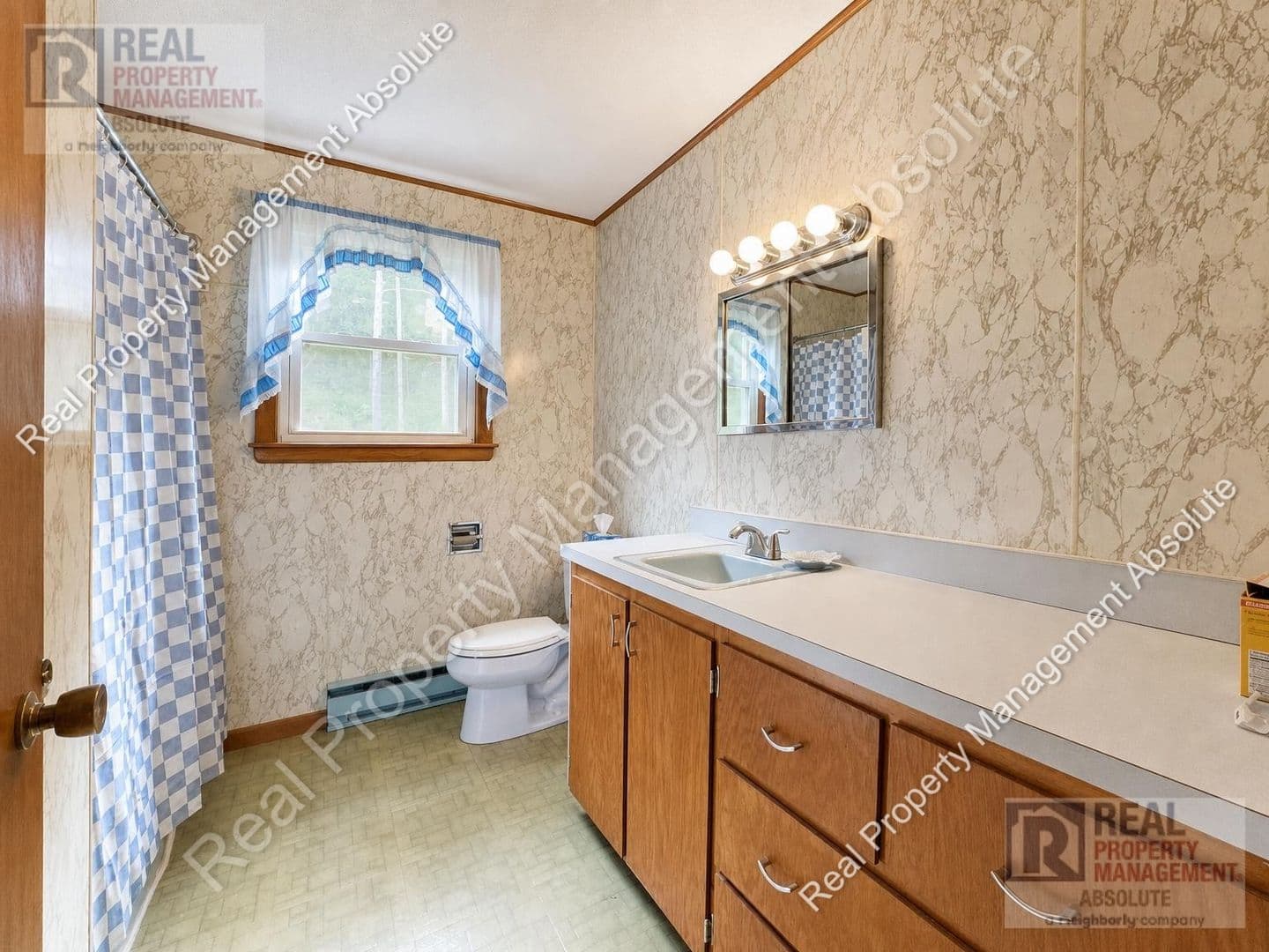 Pelham House: 324 Mammoth Rd