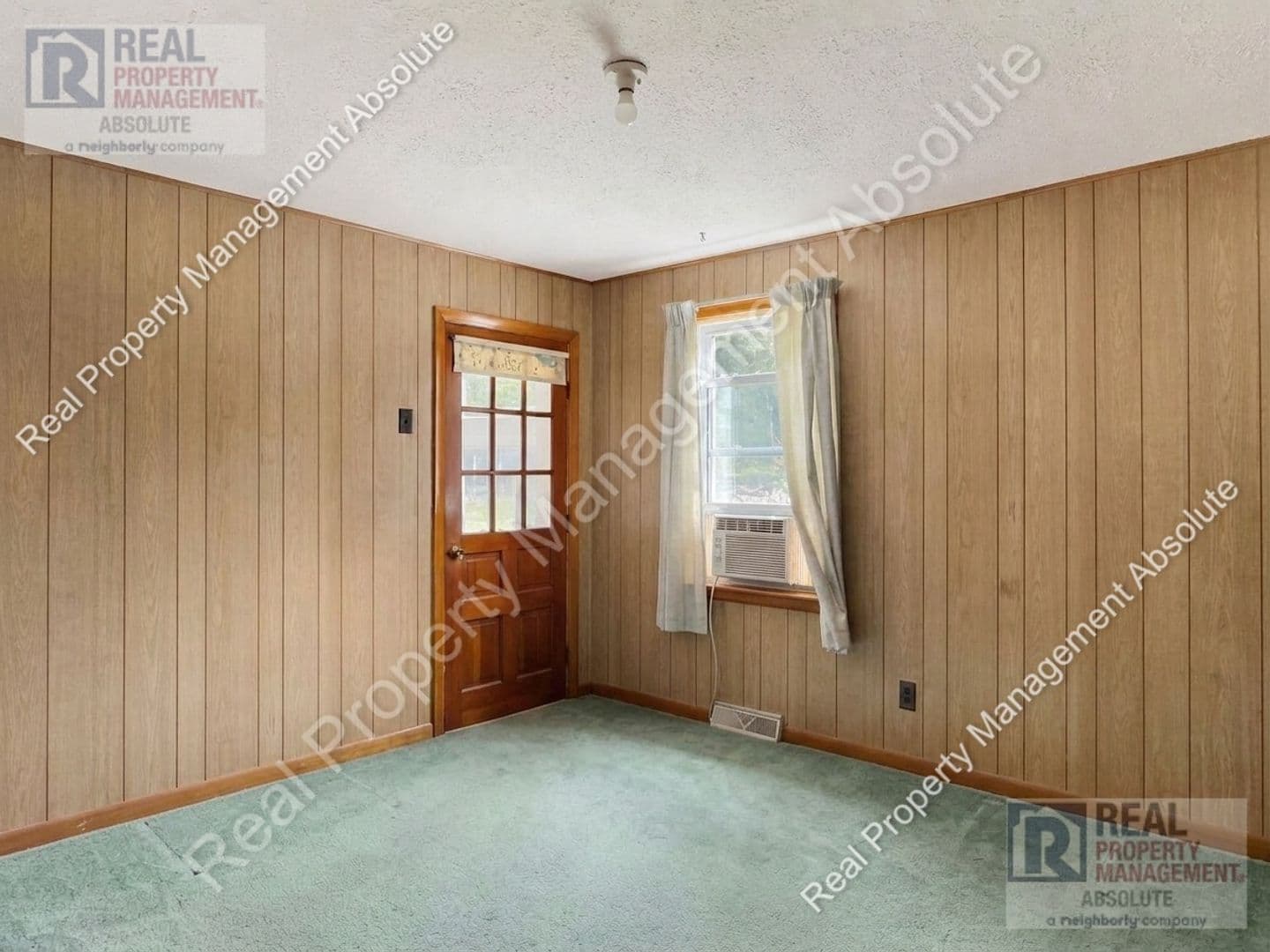 Pelham House: 324 Mammoth Rd