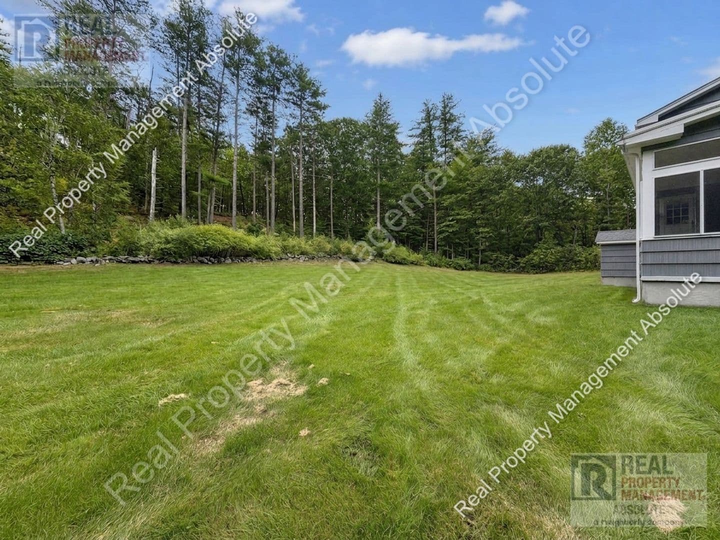 Pelham House: 324 Mammoth Rd
