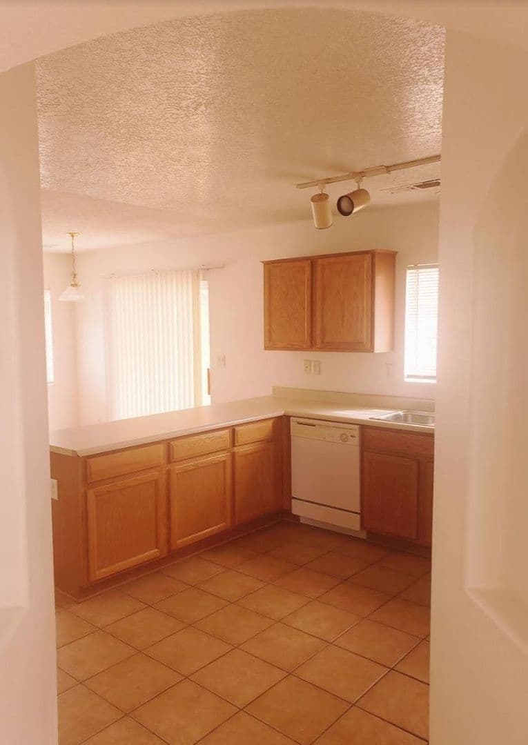 Rio Rancho House: 5532 Fence Lake Dr NE