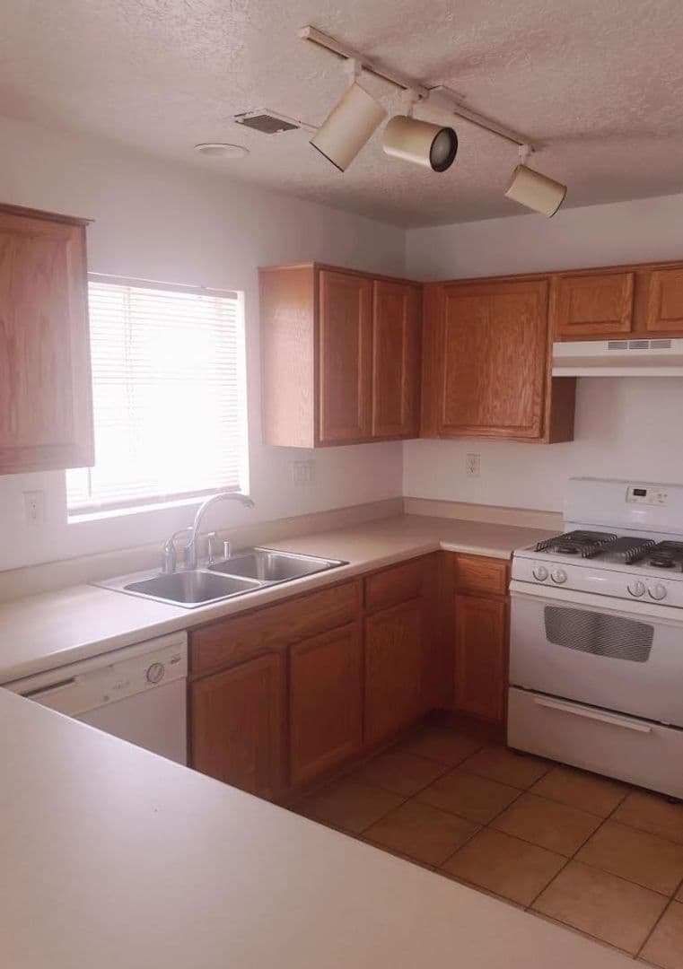 Rio Rancho House: 5532 Fence Lake Dr NE