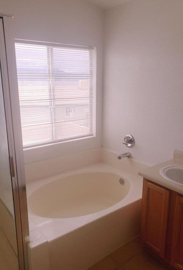 Rio Rancho House: 5532 Fence Lake Dr NE