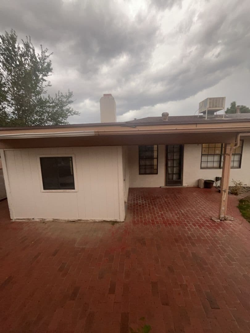 Albuquerque House: 1052 Monte Largo Dr NE