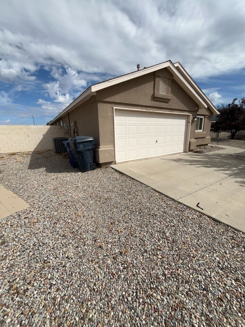 Albuquerque House: 11727 Deer Lodge Rd SE