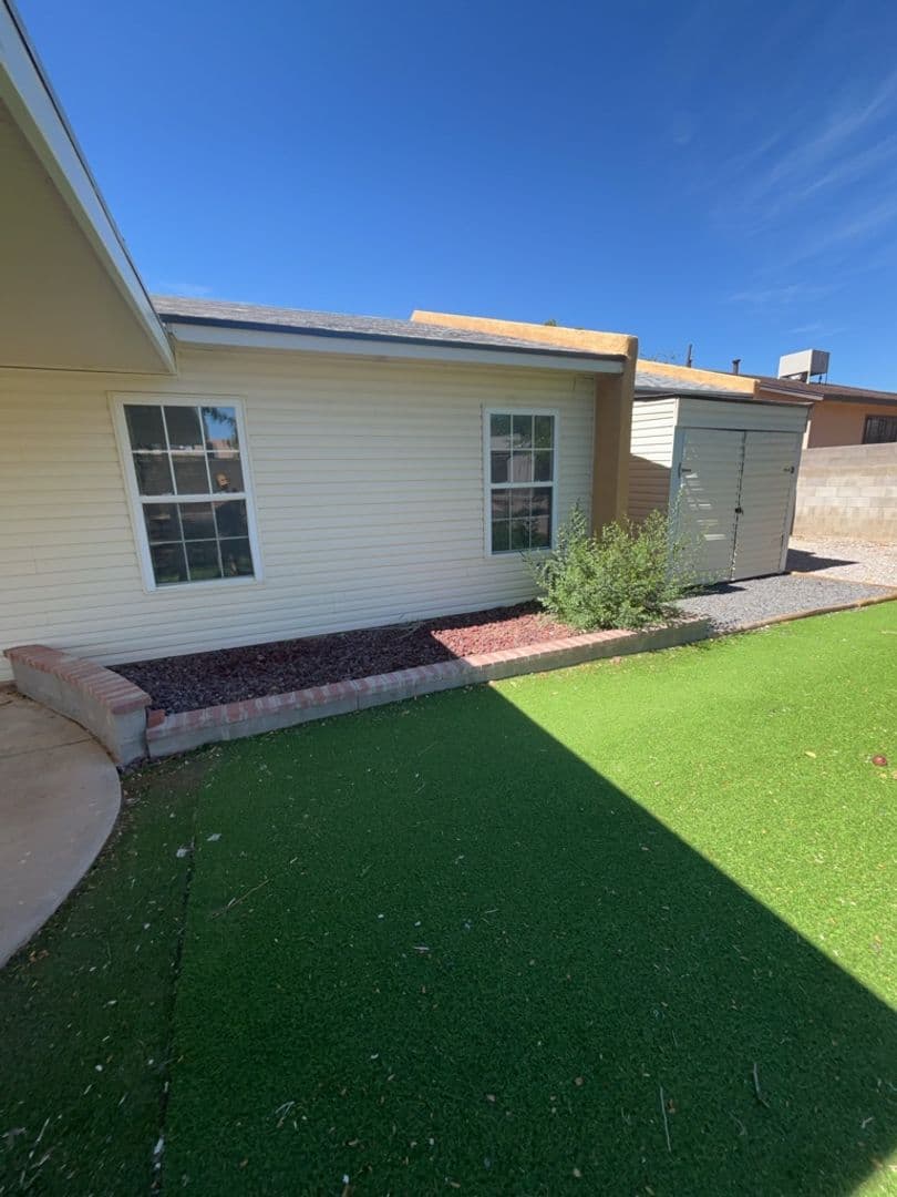 Rio Rancho House: 556 Stallion Rd SE
