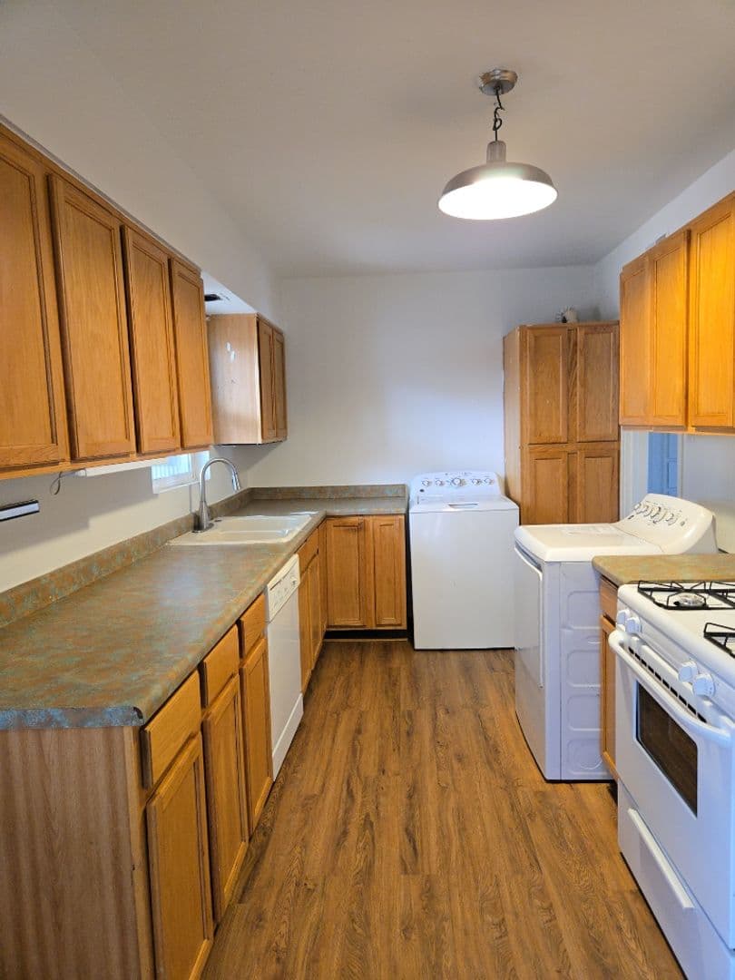 Albuquerque House: 813 Palisades Dr NW