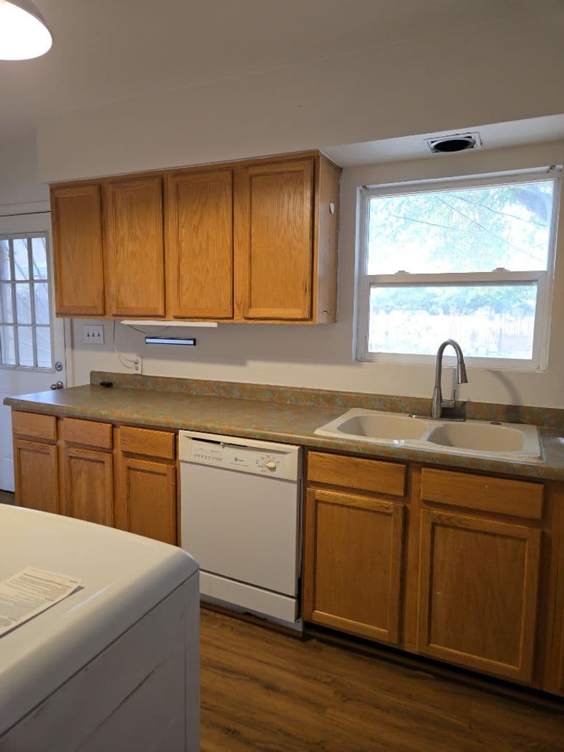 Albuquerque House: 813 Palisades Dr NW