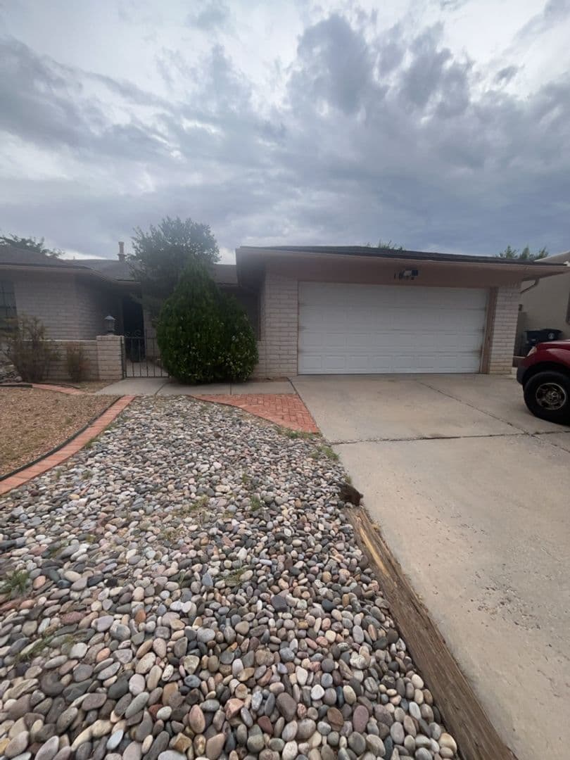Albuquerque House: 1052 Monte Largo Dr NE