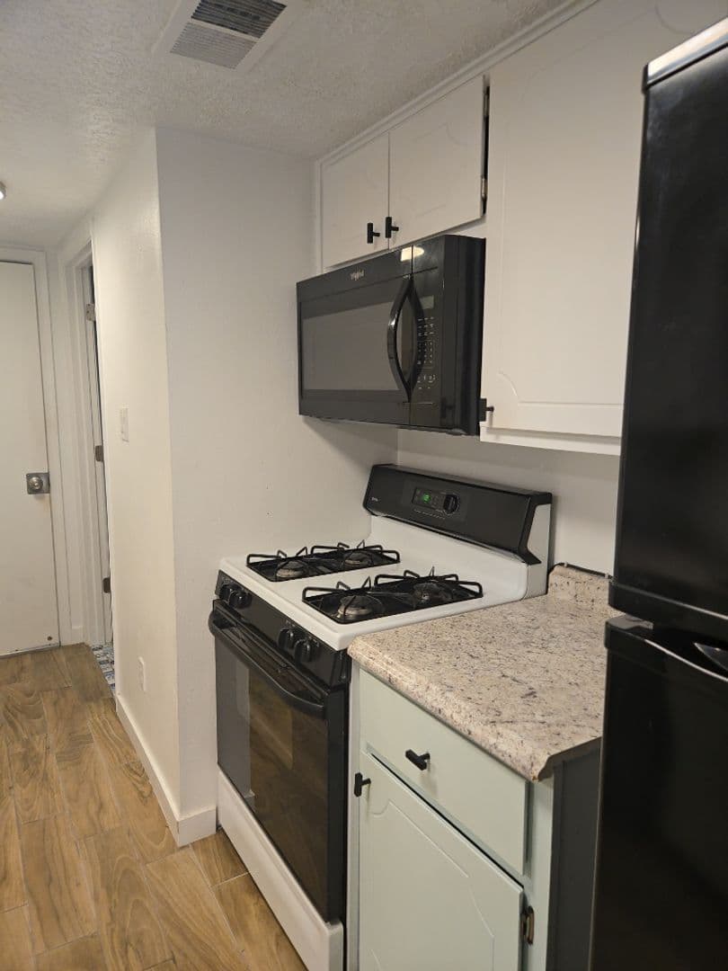 Albuquerque House: 8333 Comanche Rd NE Apt 16B