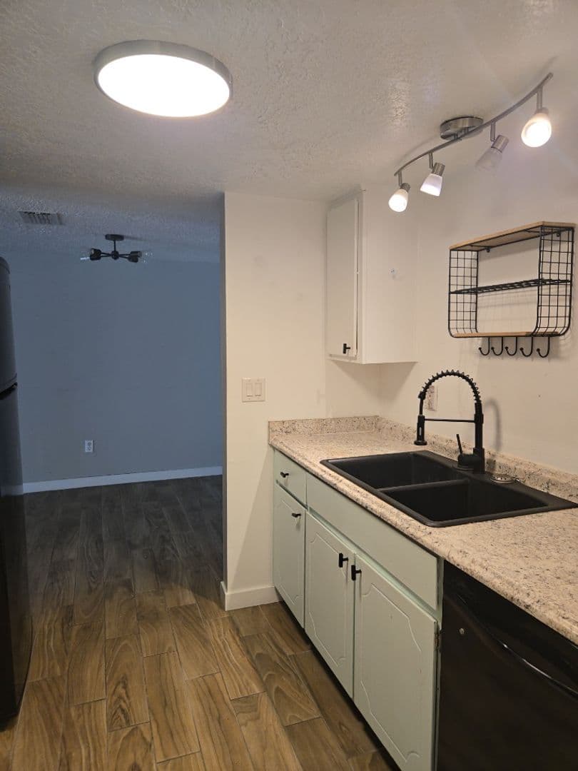 Albuquerque House: 8333 Comanche Rd NE Apt 16B