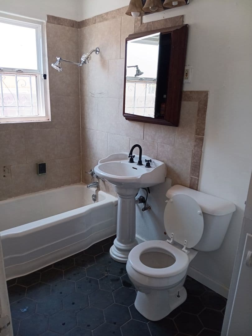 Albuquerque House: 230 Espanola St NE