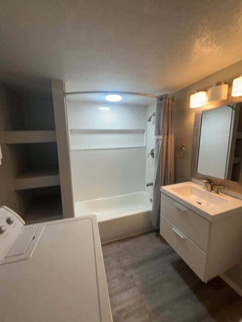 Los Lunas House: 4916 Moore Cir