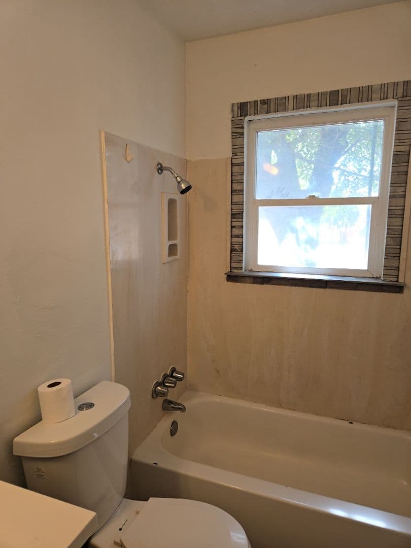 Albuquerque House: 813 Palisades Dr NW