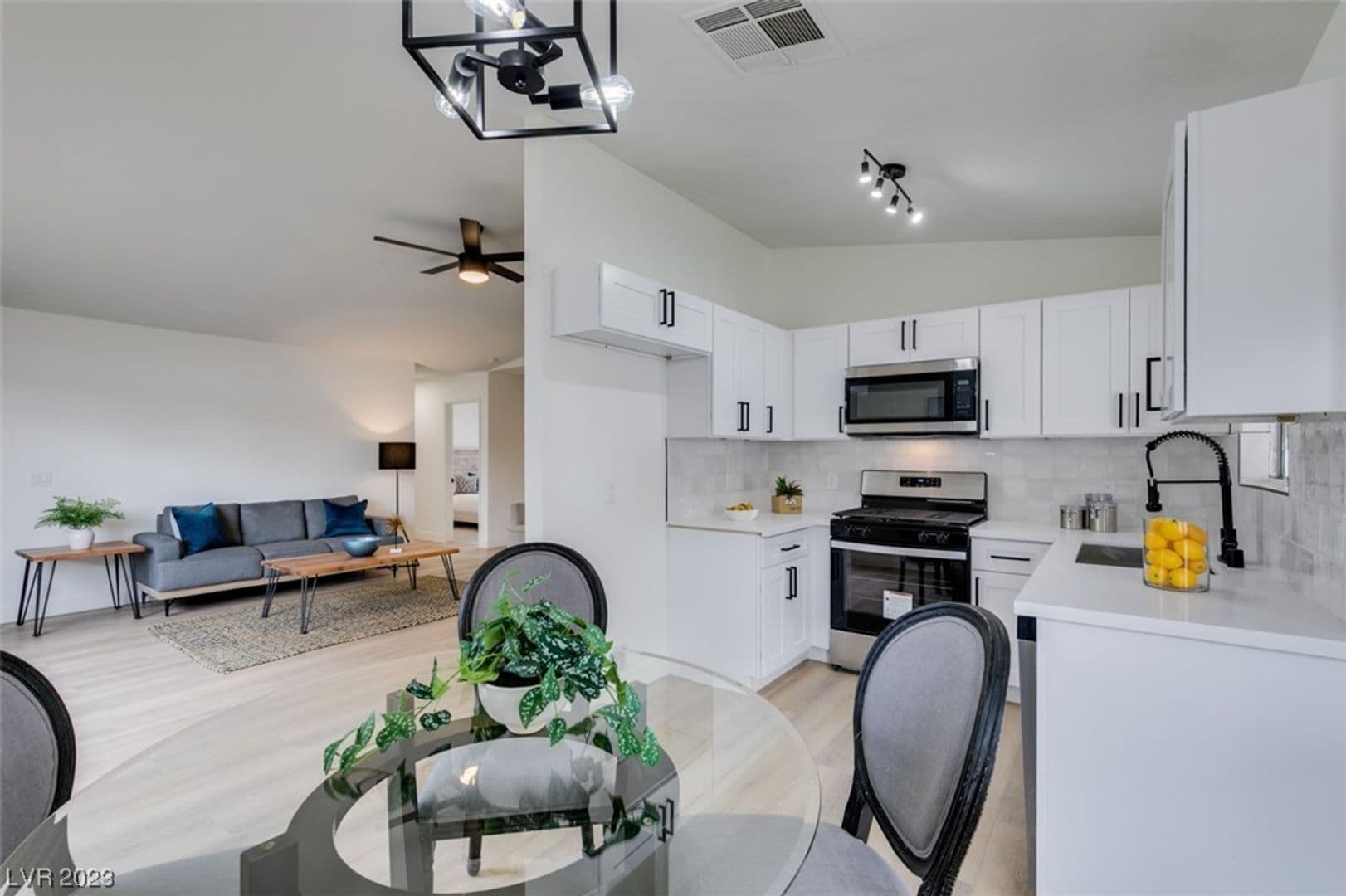 HENDERSON House: 598 JACKSON DR