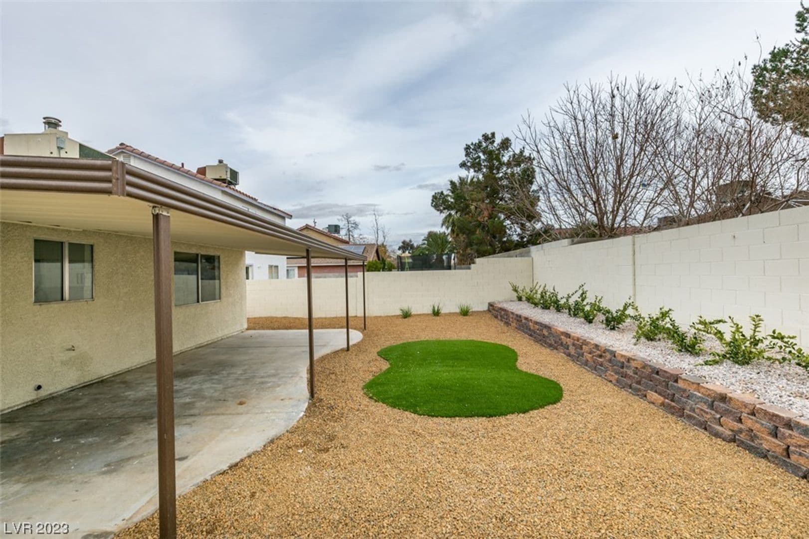 HENDERSON House: 598 JACKSON DR