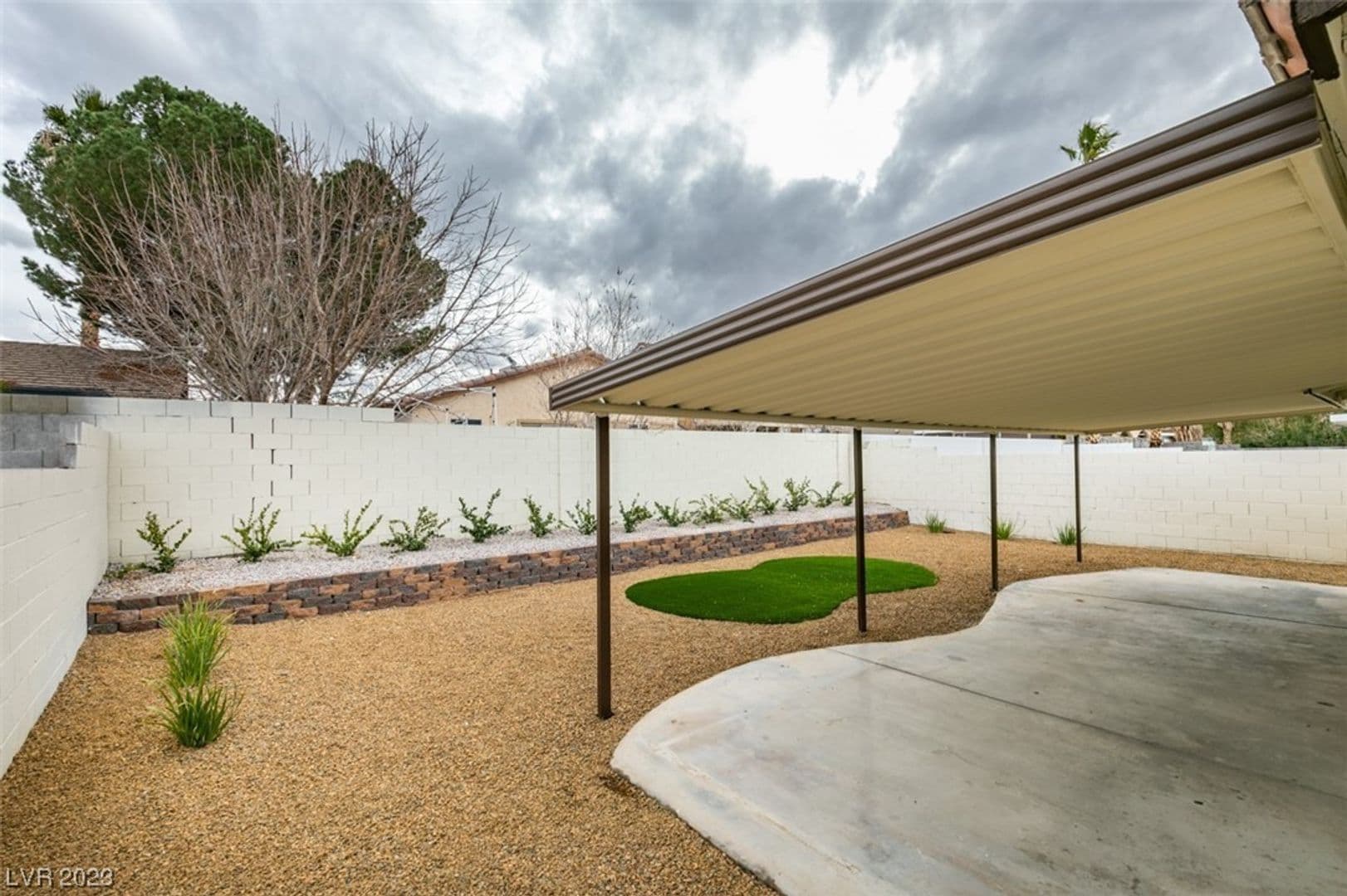 HENDERSON House: 598 JACKSON DR