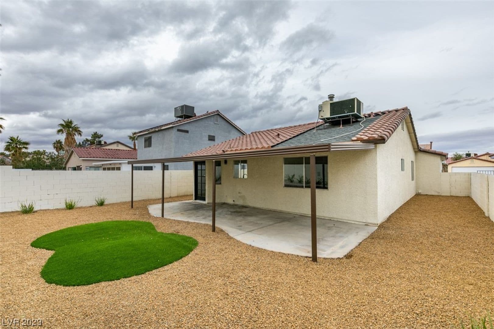 HENDERSON House: 598 JACKSON DR