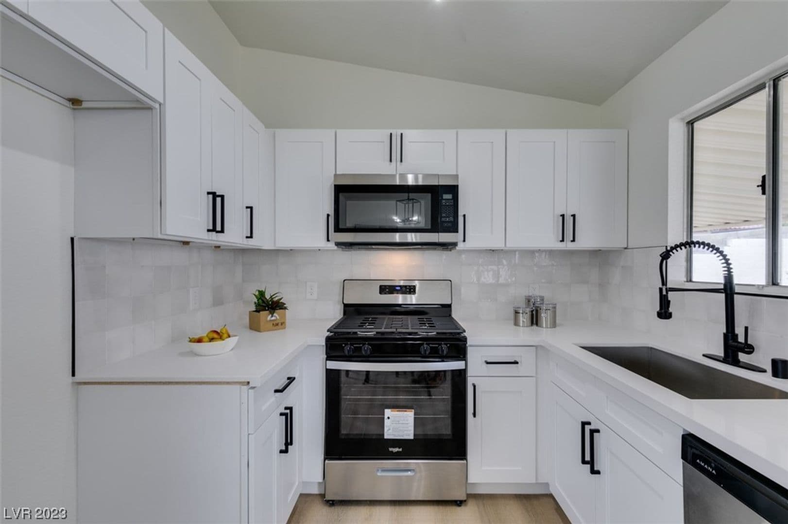 HENDERSON House: 598 JACKSON DR