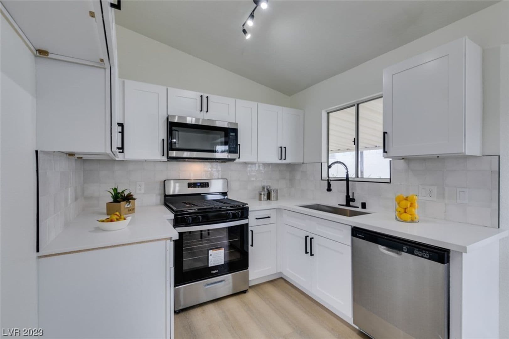 HENDERSON House: 598 JACKSON DR