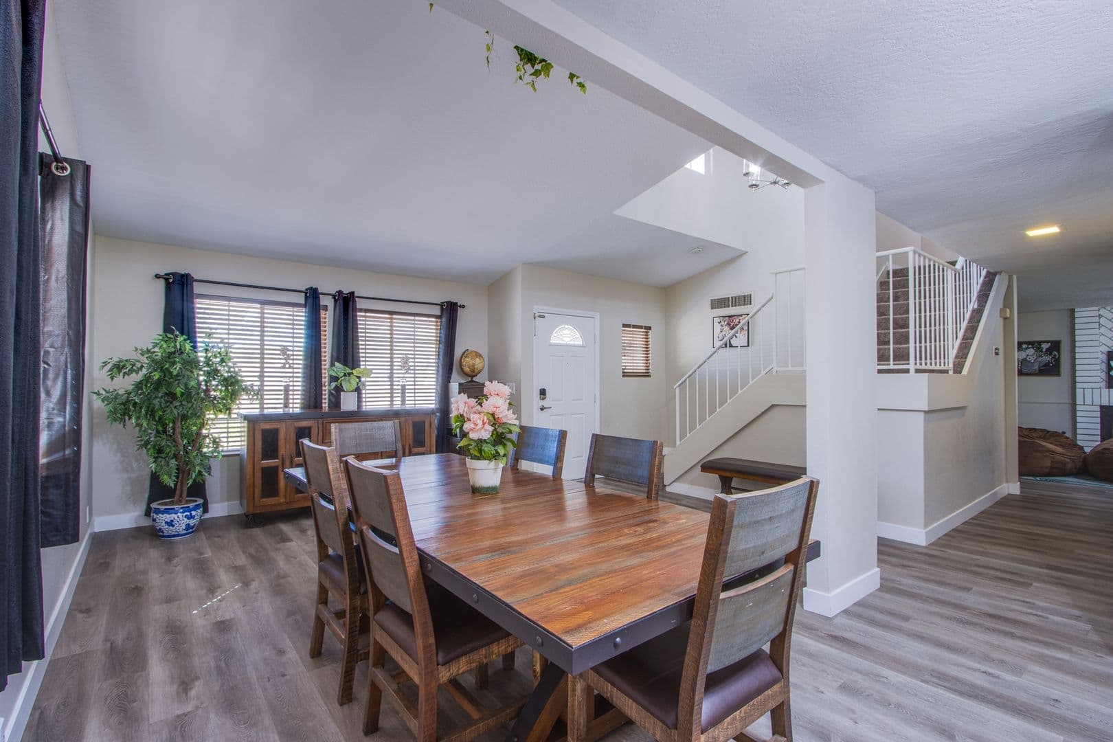 Henderson House: 2342 Viewcrest Rd