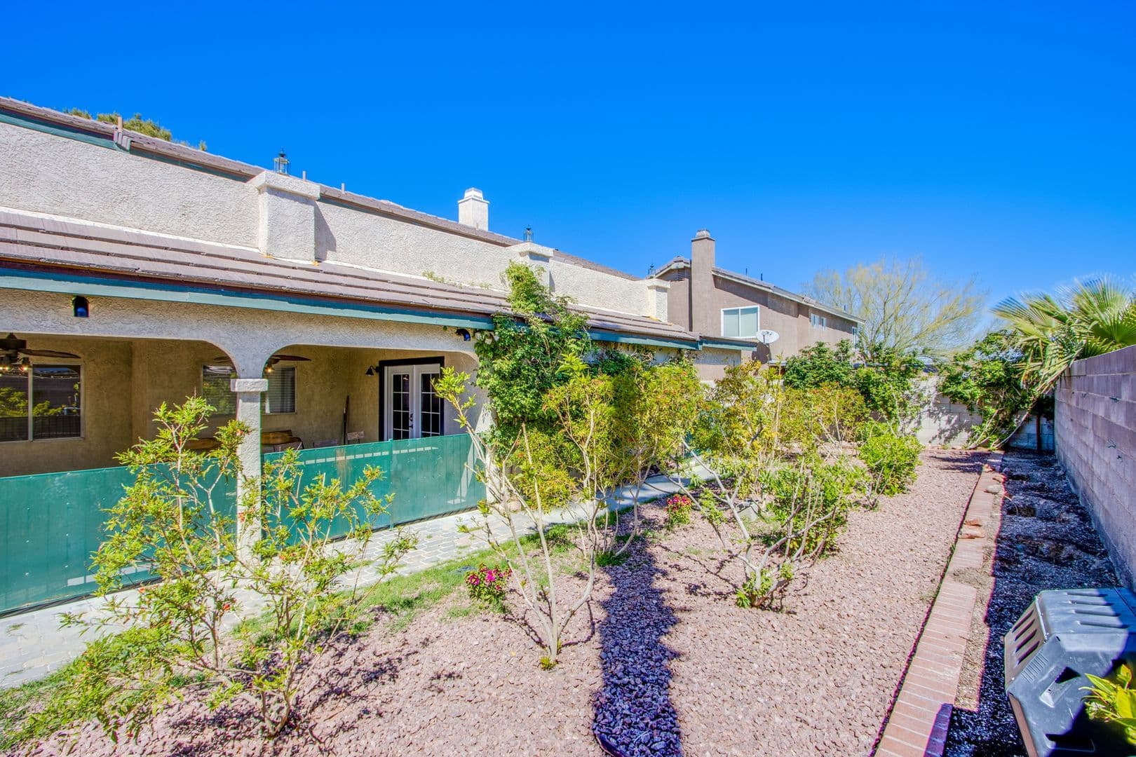 Henderson House: 2342 Viewcrest Rd
