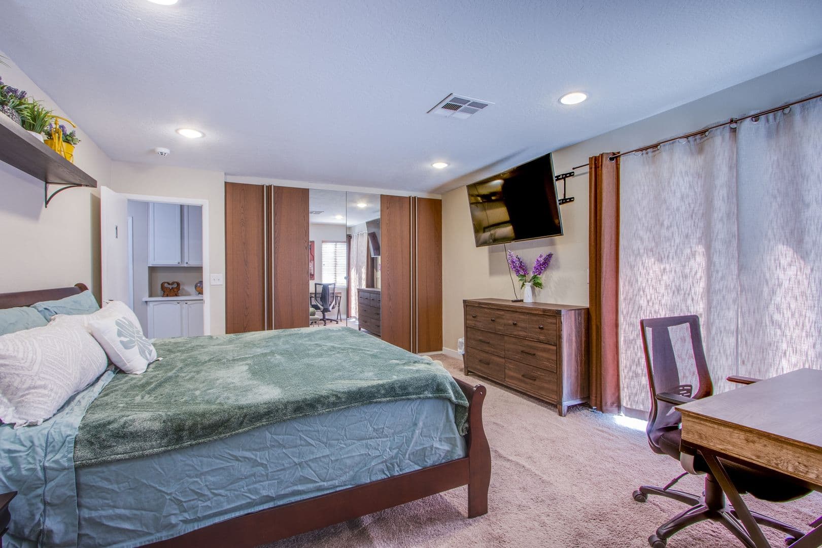 Henderson House: 2342 Viewcrest Rd