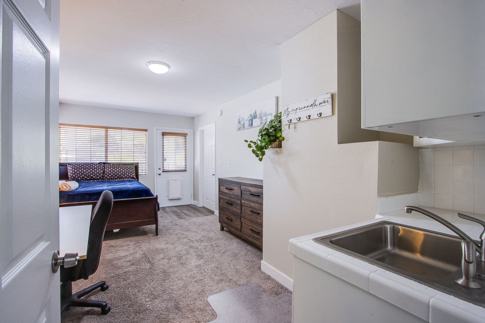 Henderson House: 2342 Viewcrest Rd