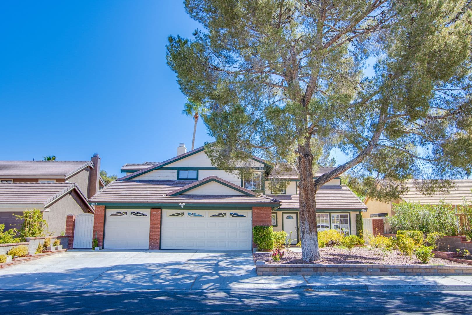 Henderson House: 2342 Viewcrest Rd