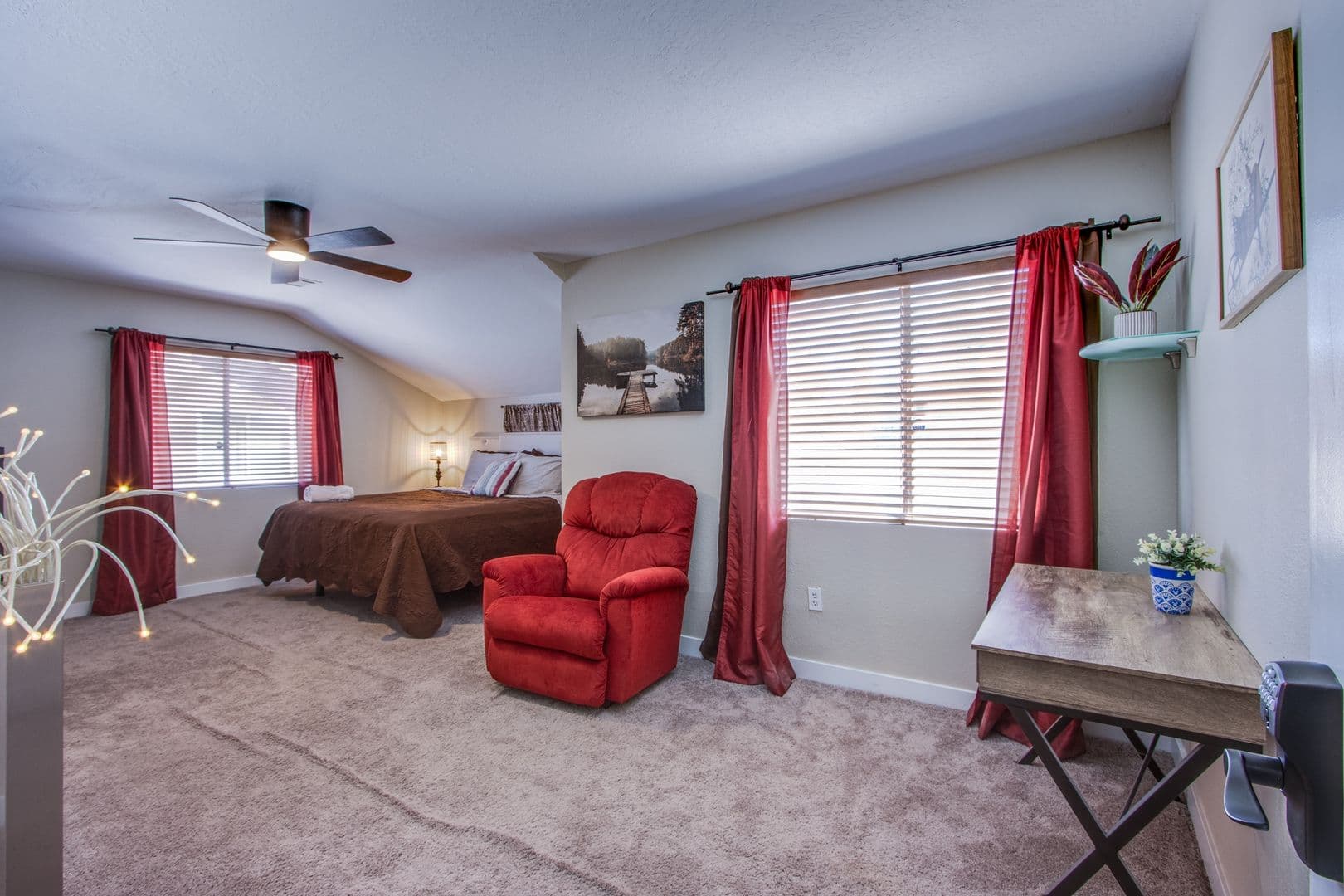 Henderson House: 2342 Viewcrest Rd