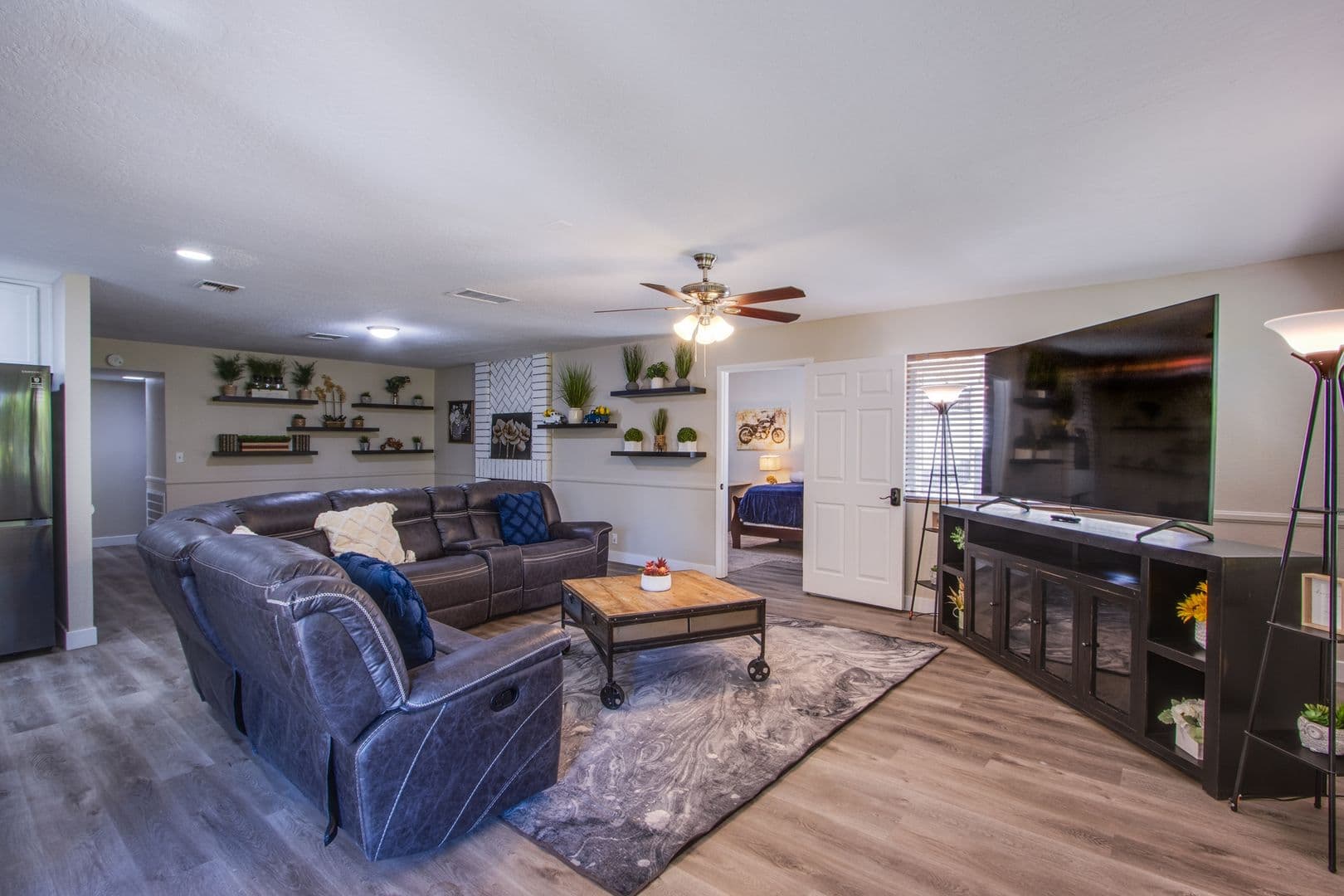 Henderson House: 2342 Viewcrest Rd