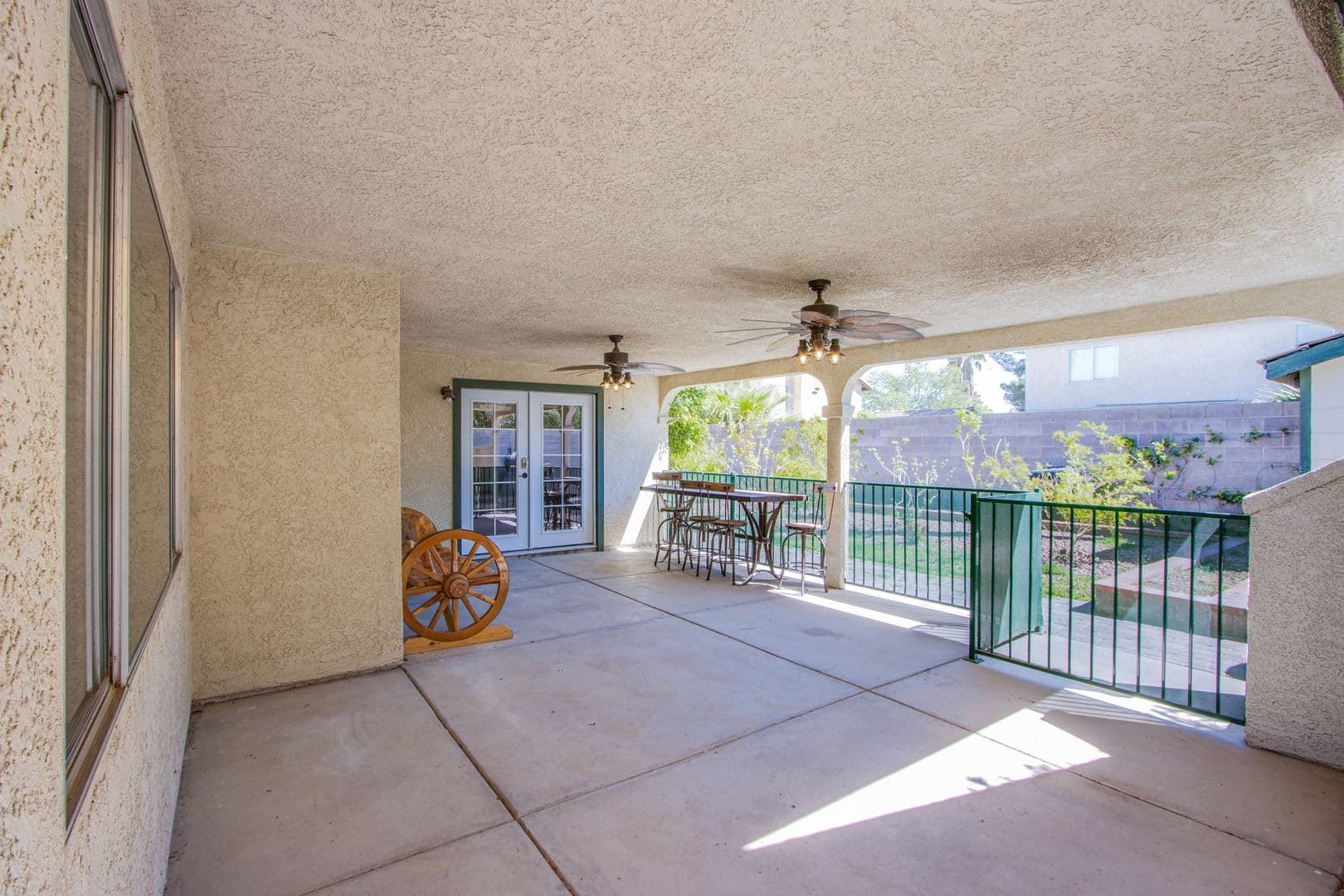 Henderson House: 2342 Viewcrest Rd