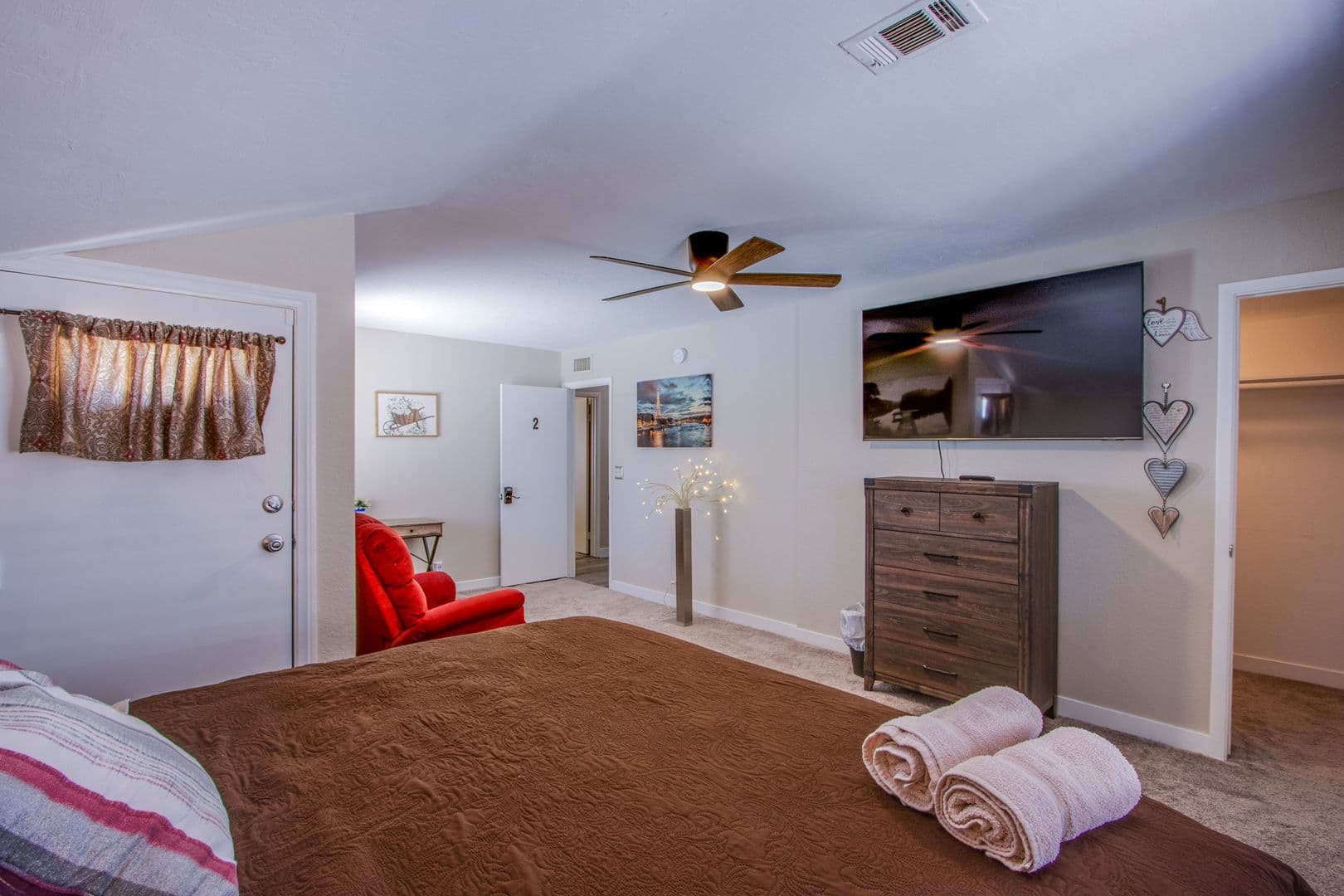 Henderson House: 2342 Viewcrest Rd