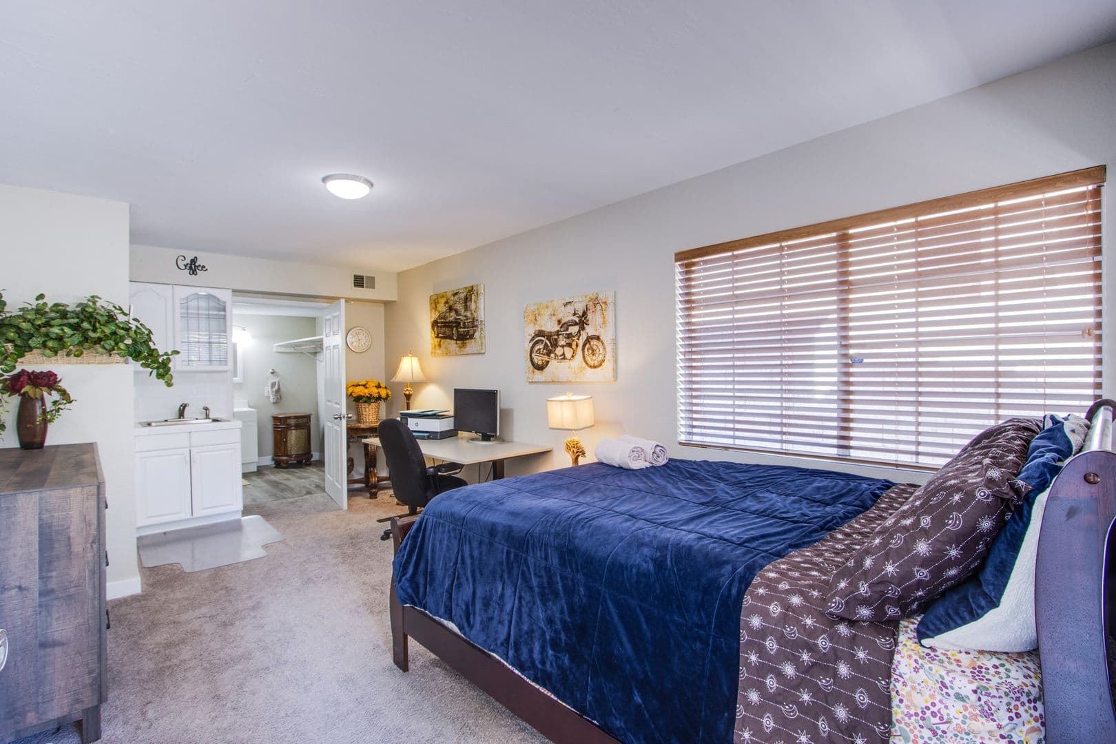 Henderson House: 2342 Viewcrest Rd