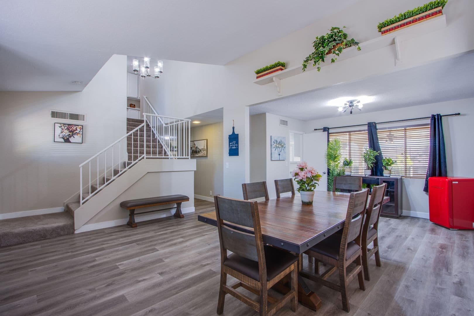 Henderson House: 2342 Viewcrest Rd