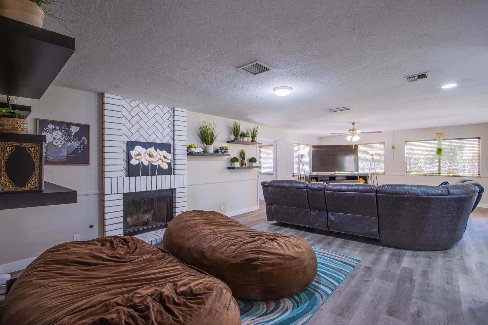 Henderson House: 2342 Viewcrest Rd