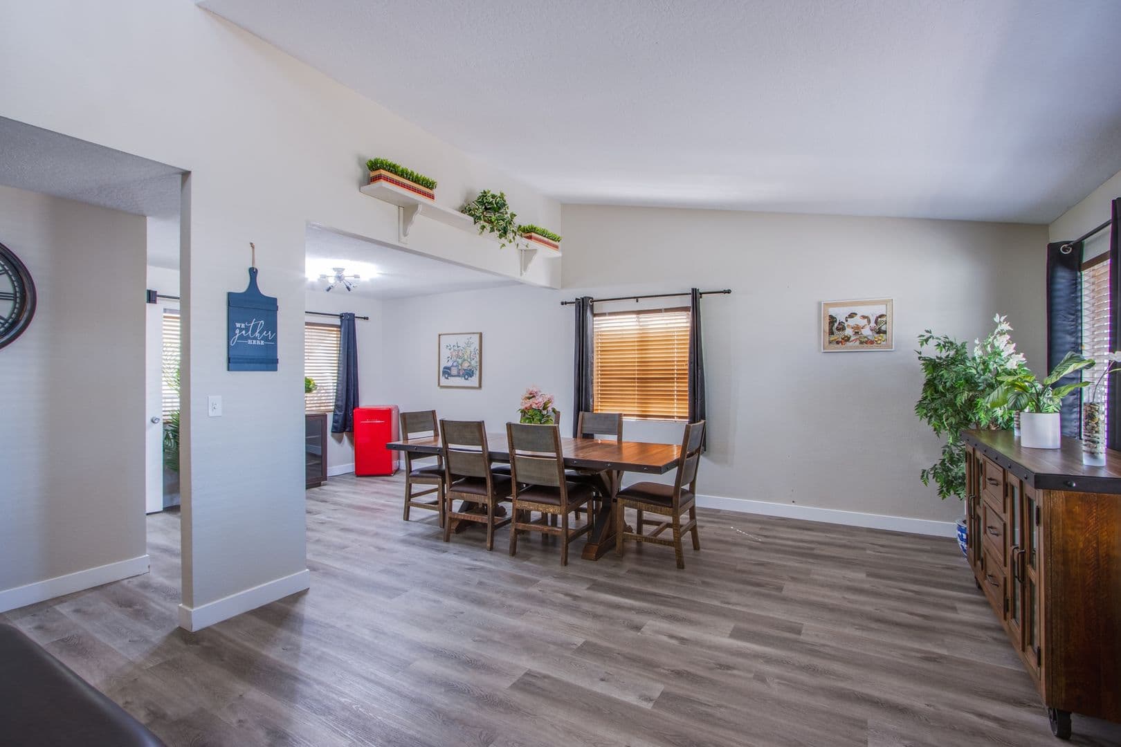 Henderson House: 2342 Viewcrest Rd