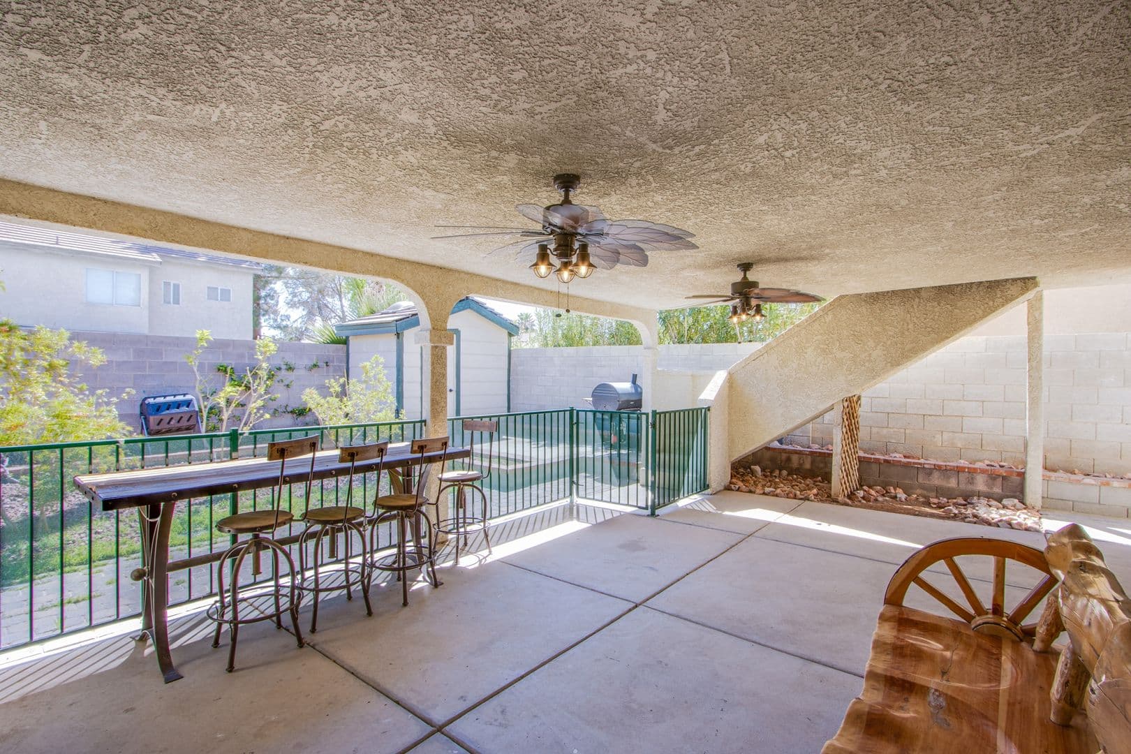 Henderson House: 2342 Viewcrest Rd