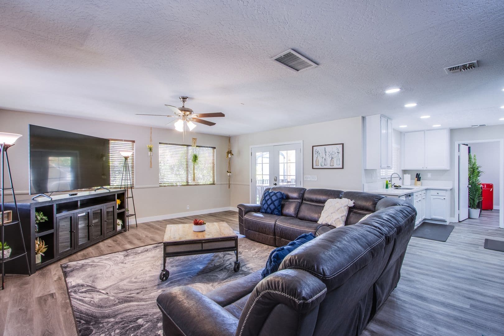 Henderson House: 2342 Viewcrest Rd