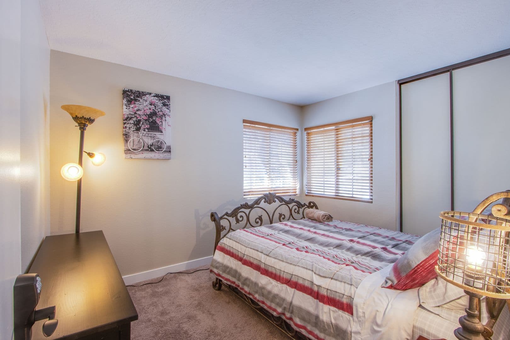 Henderson House: 2342 Viewcrest Rd