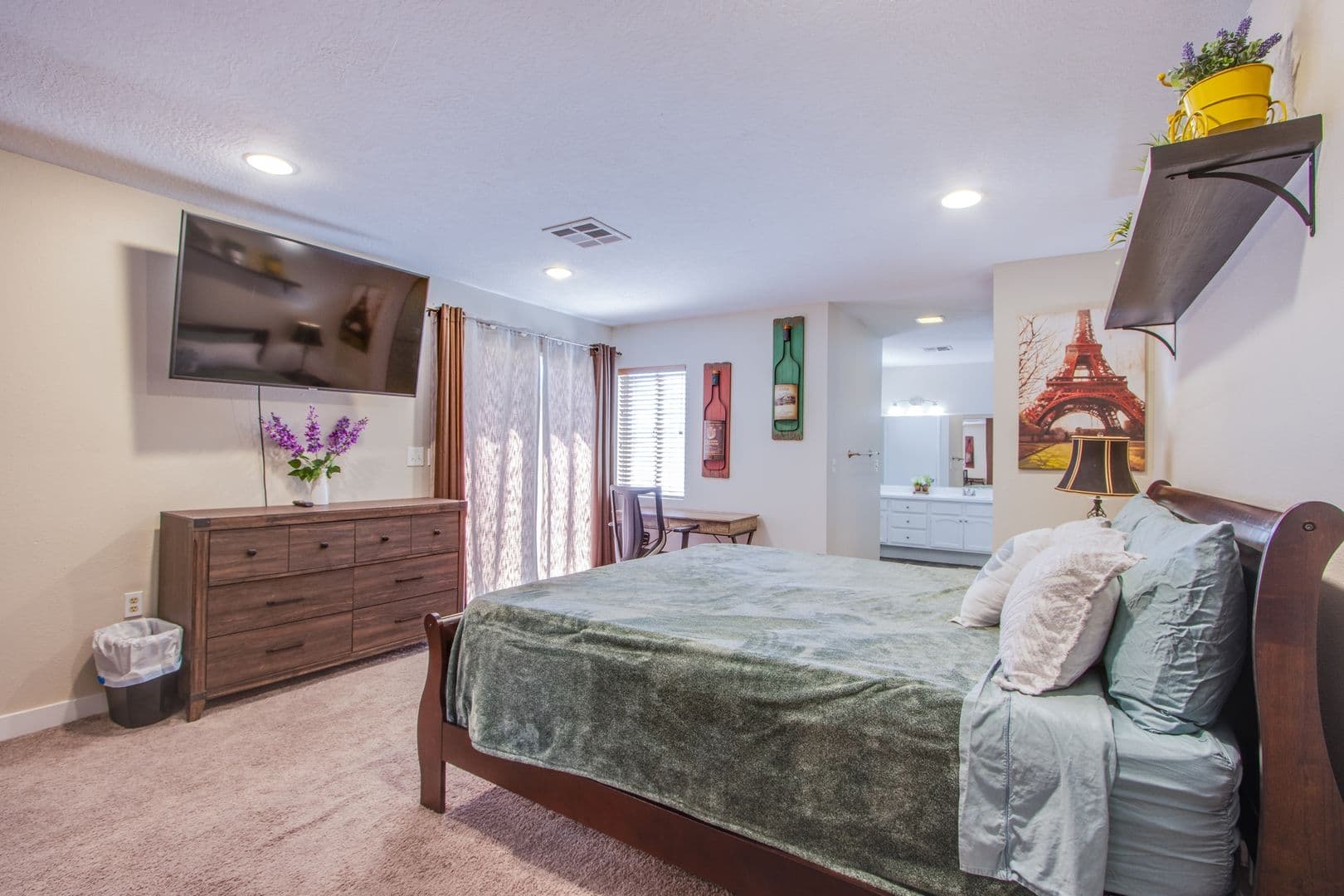 Henderson House: 2342 Viewcrest Rd