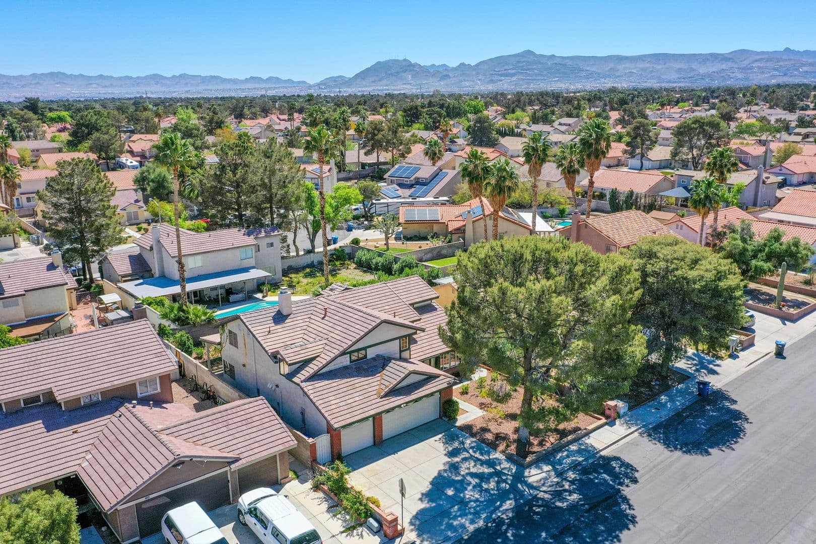 Henderson House: 2342 Viewcrest Rd