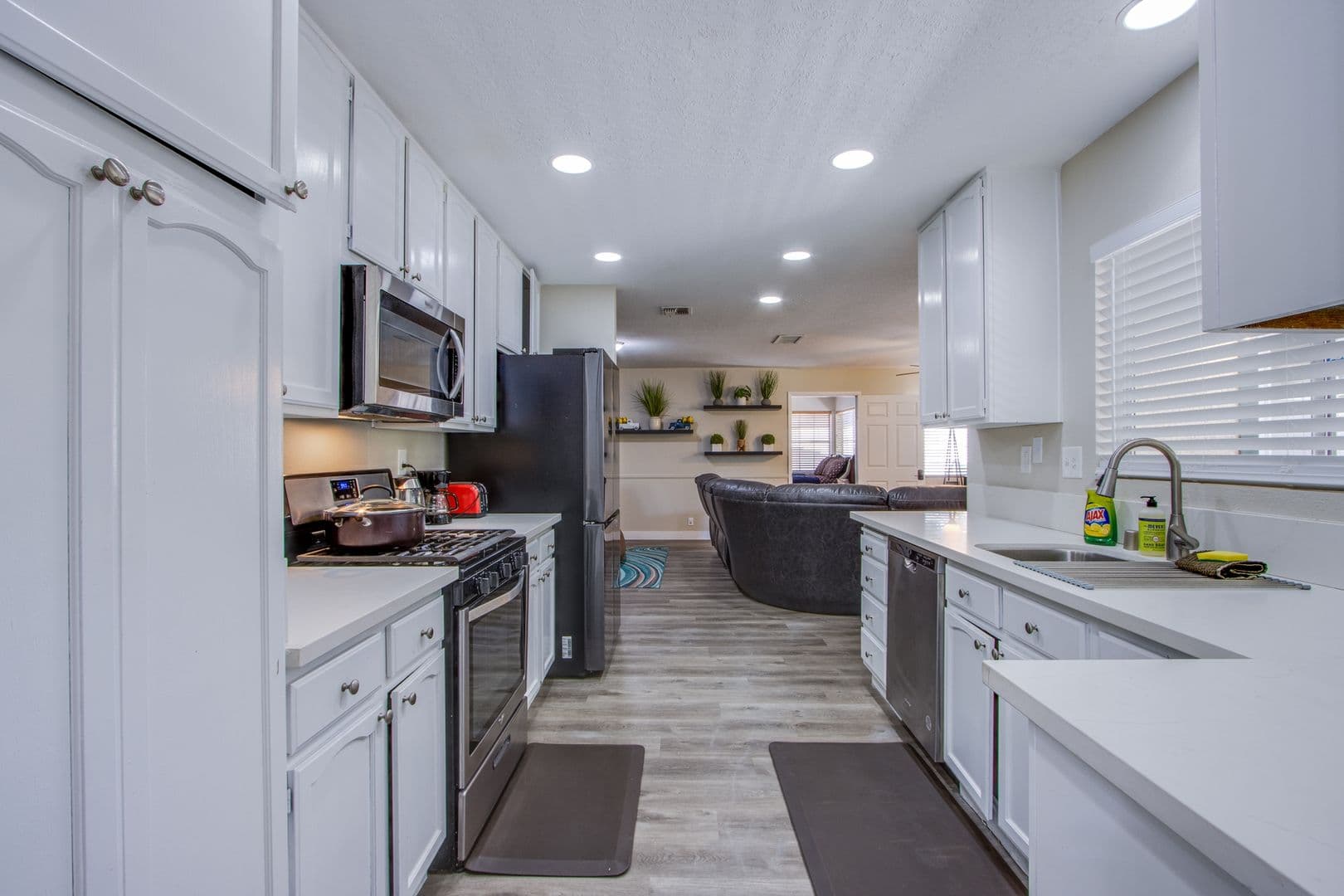 Henderson House: 2342 Viewcrest Rd
