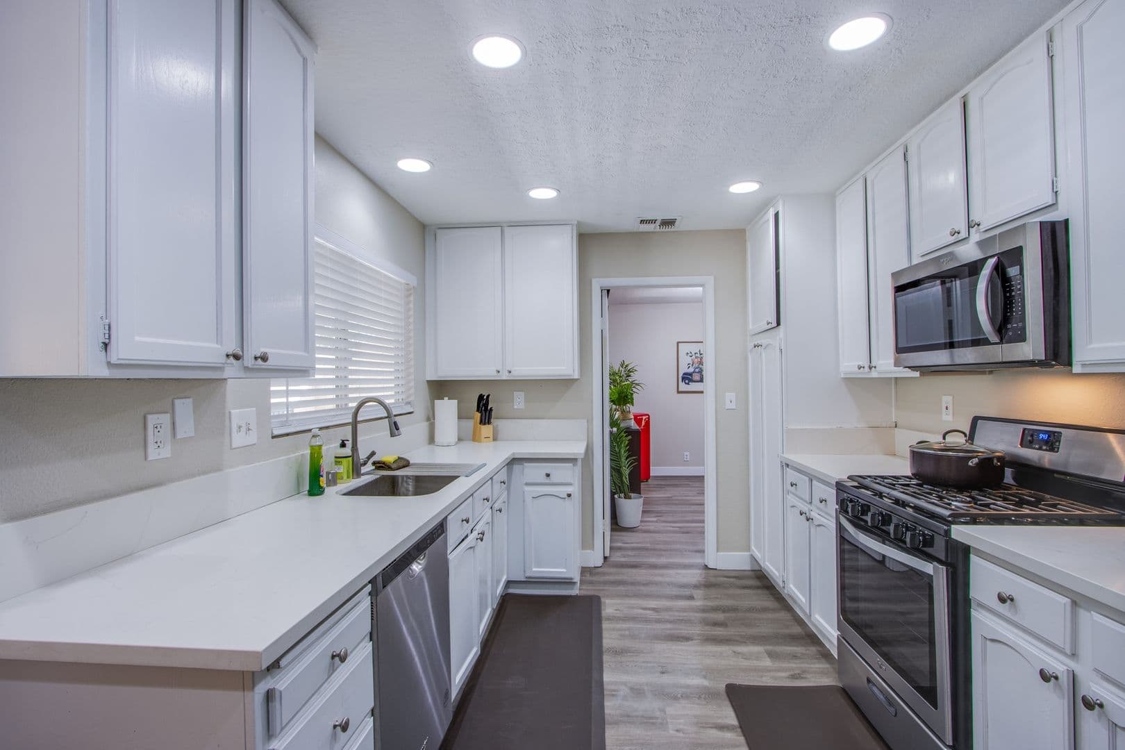 Henderson House: 2342 Viewcrest Rd