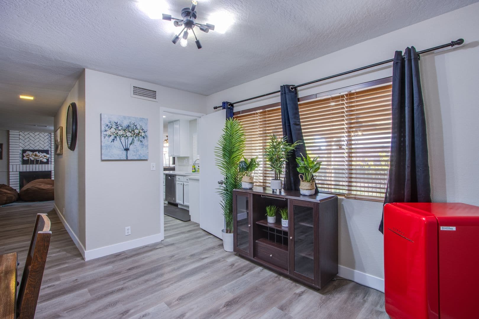 Henderson House: 2342 Viewcrest Rd