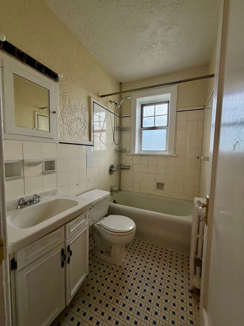 White Plains Apartment: 208 North Kensico Ave - Residential