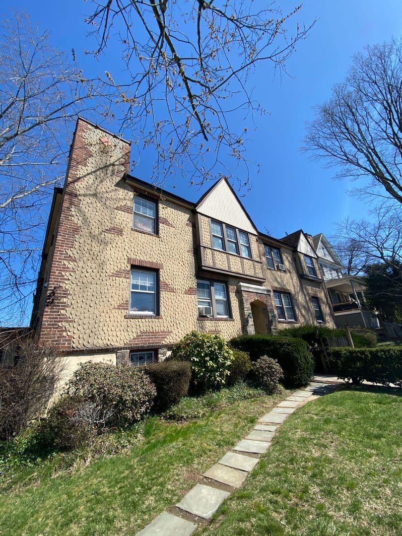 White Plains Apartment: 208 North Kensico Ave - Residential