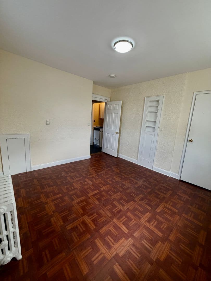 White Plains Apartment: 208 North Kensico Ave - Residential