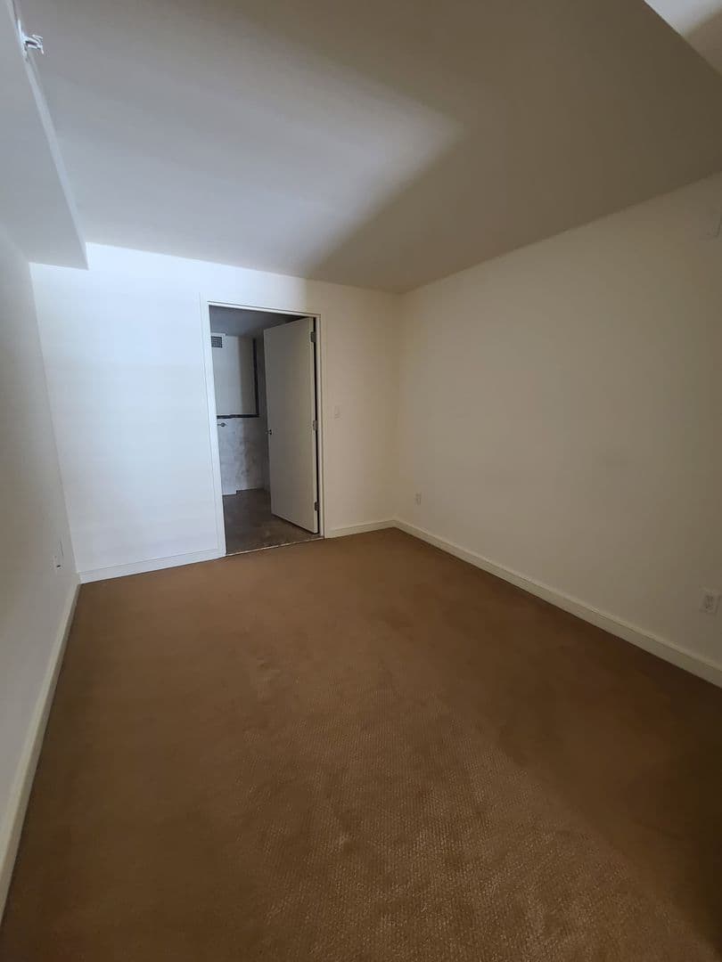 White Plains Apartment: 6 City Place